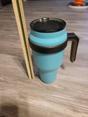 Light blue Magellan Outdoors tumbler with worn handle - 40 oz